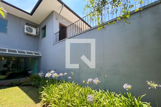 Casa em Indianópolis com 5 quartos, 2 suítes. Oportunidades para comprar. — Pátio