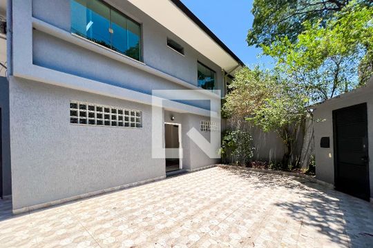 Casa em Indianópolis com 5 quartos, 2 suítes. Oportunidades para comprar. — Garagem
