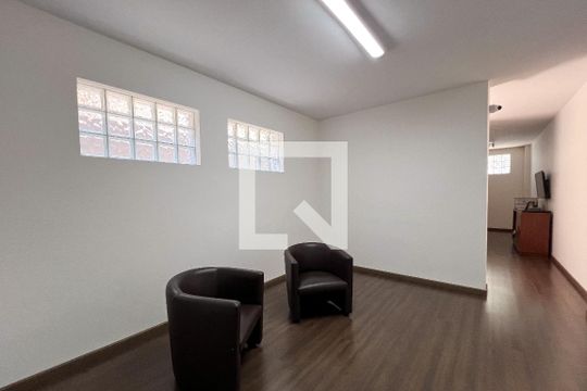 Casa em Indianópolis com 5 quartos, 2 suítes. Oportunidades para comprar. — Corredor