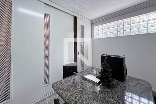 Casa em Indianópolis com 5 quartos, 2 suítes. Oportunidades para comprar. — Sala 1