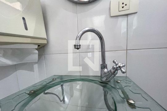 Casa em Indianópolis com 5 quartos, 2 suítes. Oportunidades para comprar. — Banheiro da Suíte 1