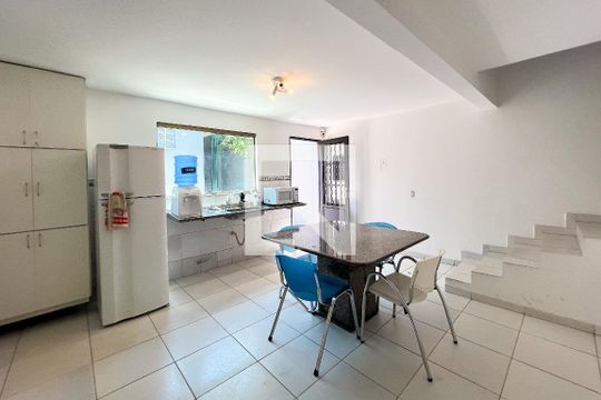 Casa em Indianópolis com 5 quartos, 2 suítes. Oportunidades para comprar. — Cozinha