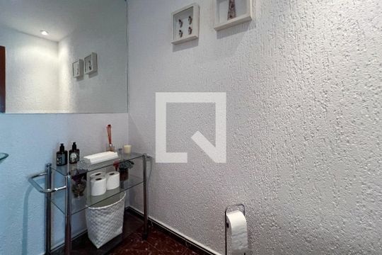 Casa em Indianópolis com 5 quartos, 2 suítes. Oportunidades para comprar. — Lavabo