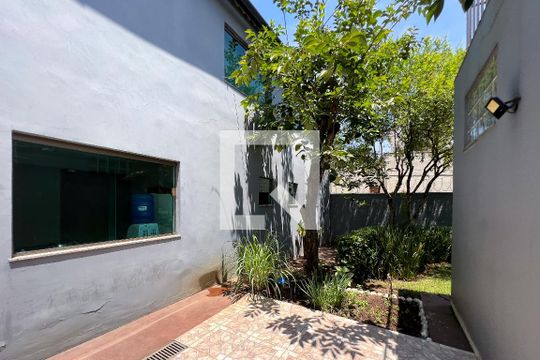 Casa em Indianópolis com 5 quartos, 2 suítes. Oportunidades para comprar. — Pátio