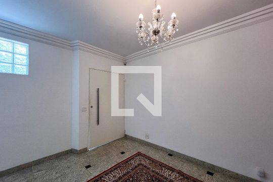 Casa em Indianópolis com 5 quartos, 2 suítes. Oportunidades para comprar. — Hall