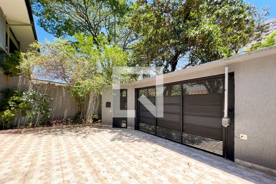 Casa em Indianópolis com 5 quartos, 2 suítes. Oportunidades para comprar. — Garagem
