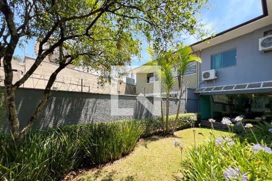 Casa em Indianópolis com 5 quartos, 2 suítes. Oportunidades para comprar. — Pátio