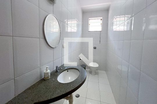Casa em Indianópolis com 5 quartos, 2 suítes. Oportunidades para comprar. — Lavabo 4
