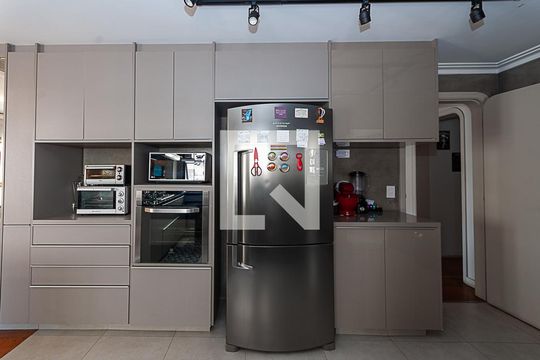 Comprar apartamento em Perdizes: 4 suítes, varanda, mobiliado, churrasqueira e academia no condomínio. — Cozinha Americana