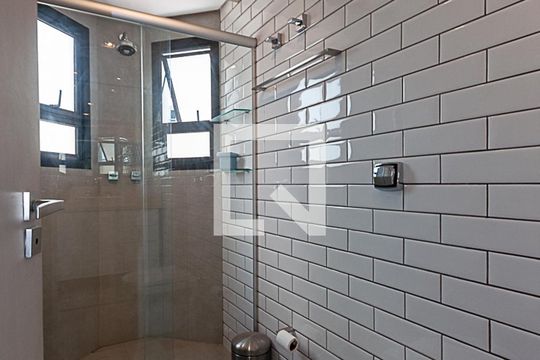 Comprar apartamento em Perdizes: 4 suítes, varanda, mobiliado, churrasqueira e academia no condomínio. — Banheiro da Suíte 2