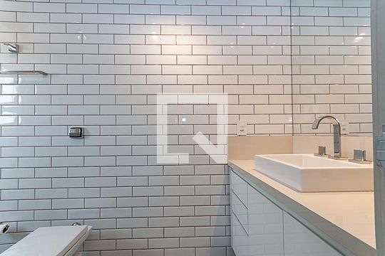 Comprar apartamento em Perdizes: 4 suítes, varanda, mobiliado, churrasqueira e academia no condomínio. — Banheiro da Suíte 2