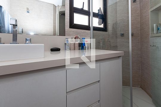 Comprar apartamento em Perdizes: 4 suítes, varanda, mobiliado, churrasqueira e academia no condomínio. — Banheiro da Suíte 1