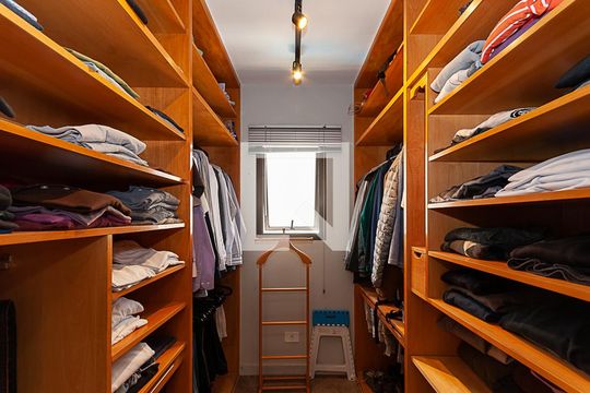 Comprar apartamento em Perdizes: 4 suítes, varanda, mobiliado, churrasqueira e academia no condomínio. — Closet Suíte Master