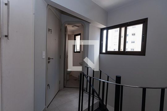 Comprar apartamento em Perdizes: 4 suítes, varanda, mobiliado, churrasqueira e academia no condomínio. — corredor de Serviço