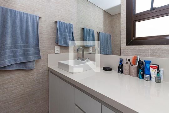 Comprar apartamento em Perdizes: 4 suítes, varanda, mobiliado, churrasqueira e academia no condomínio. — Banheiro da Suíte 1