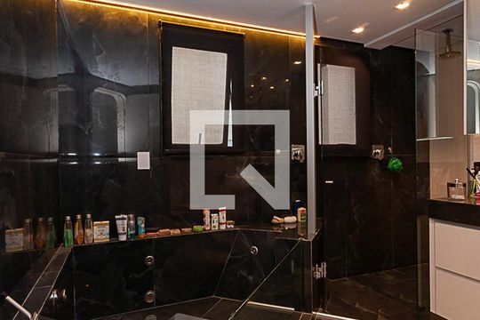 Comprar apartamento em Perdizes: 4 suítes, varanda, mobiliado, churrasqueira e academia no condomínio. — Banheiro Suíte Master