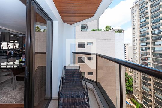 Comprar apartamento em Perdizes: 4 suítes, varanda, mobiliado, churrasqueira e academia no condomínio. — Varanda Sala