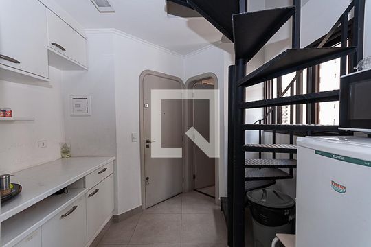 Comprar apartamento em Perdizes: 4 suítes, varanda, mobiliado, churrasqueira e academia no condomínio. — Lavanderia