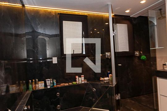 Comprar apartamento em Perdizes: 4 suítes, varanda, mobiliado, churrasqueira e academia no condomínio. — Banheiro Suíte Master