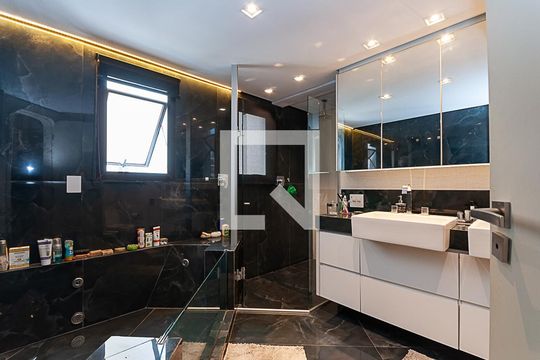 Comprar apartamento em Perdizes: 4 suítes, varanda, mobiliado, churrasqueira e academia no condomínio. — Banheiro Suíte Master