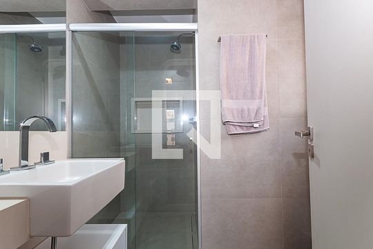 Comprar apartamento em Perdizes: 4 suítes, varanda, mobiliado, churrasqueira e academia no condomínio. — Banheiro Suite 3