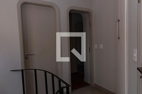 Comprar apartamento em Perdizes: 4 suítes, varanda, mobiliado, churrasqueira e academia no condomínio. — Corredor de Serviço
