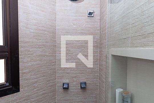Comprar apartamento em Perdizes: 4 suítes, varanda, mobiliado, churrasqueira e academia no condomínio. — Banheiro da Suíte 1