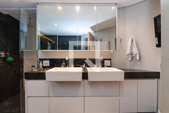 Comprar apartamento em Perdizes: 4 suítes, varanda, mobiliado, churrasqueira e academia no condomínio. — Banheiro Suíte Master
