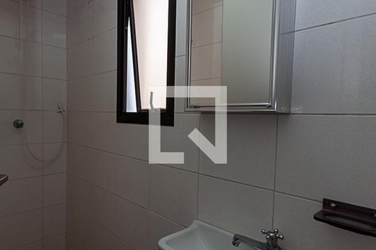 Comprar apartamento em Perdizes: 4 suítes, varanda, mobiliado, churrasqueira e academia no condomínio. — Banheiro de Serviço