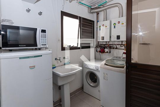 Comprar apartamento em Perdizes: 4 suítes, varanda, mobiliado, churrasqueira e academia no condomínio. — Lavanderia