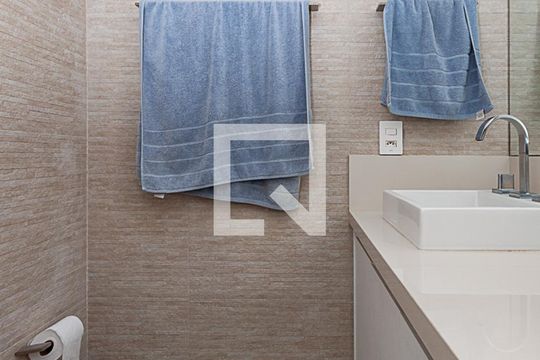 Comprar apartamento em Perdizes: 4 suítes, varanda, mobiliado, churrasqueira e academia no condomínio. — Banheiro da Suíte 1