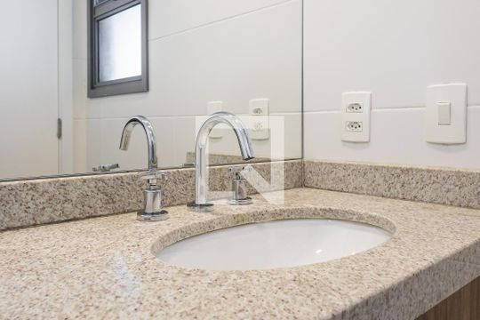 Apartamento para comprar com 2 suítes e varanda. Aproveite essa oportunidade de compra! — Banheiro da Suíte 1