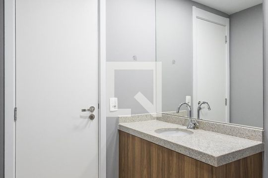 Apartamento para comprar com 2 suítes e varanda. Aproveite essa oportunidade de compra! — Lavabo
