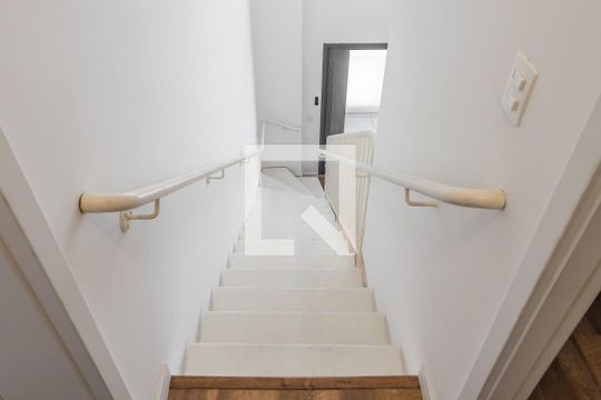 Apartamento para comprar com 2 suítes e varanda. Aproveite essa oportunidade de compra! — Escada