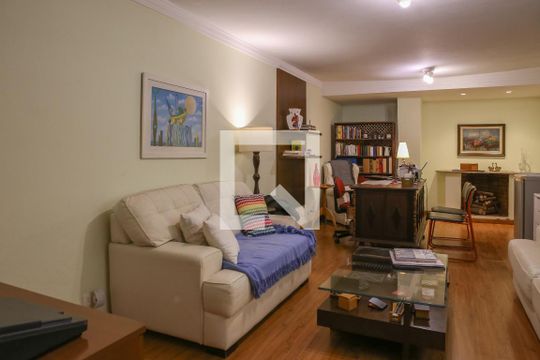 Comprar casa mobiliada em Perdizes com 3 quartos, varanda e aceita animais. — Escritório
