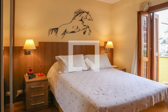 Comprar casa mobiliada em Perdizes com 3 quartos, varanda e aceita animais. — Suíte 1