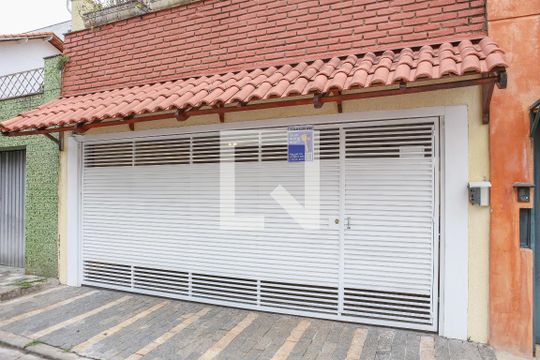 Comprar casa mobiliada em Perdizes com 3 quartos, varanda e aceita animais. — Fachada