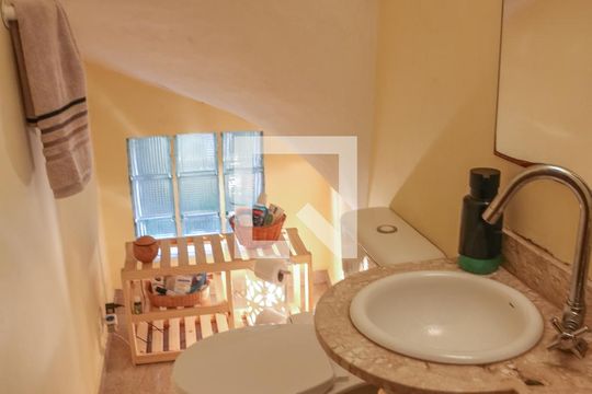 Comprar casa mobiliada em Perdizes com 3 quartos, varanda e aceita animais. — Lavabo