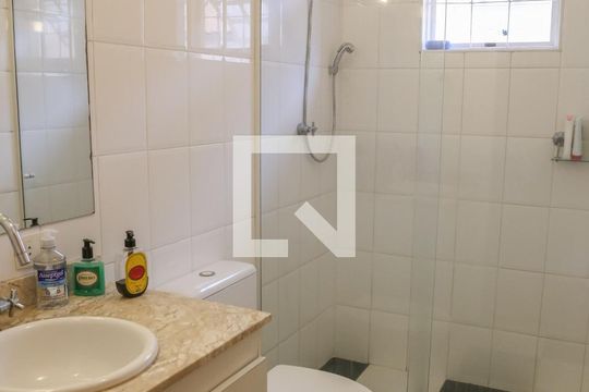 Comprar casa mobiliada em Perdizes com 3 quartos, varanda e aceita animais. — Banheiro da Suíte 1