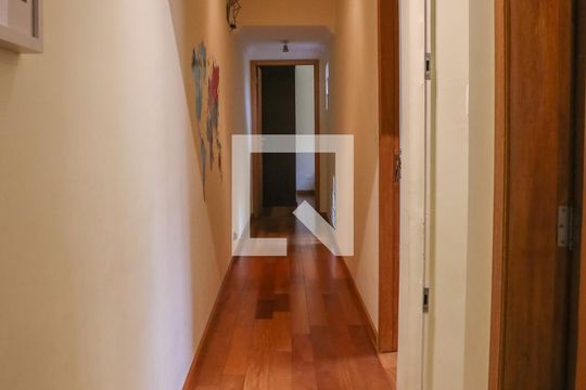 Comprar casa mobiliada em Perdizes com 3 quartos, varanda e aceita animais. — Corredor