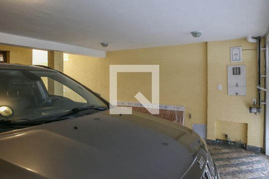 Comprar casa mobiliada em Perdizes com 3 quartos, varanda e aceita animais. — Garagem