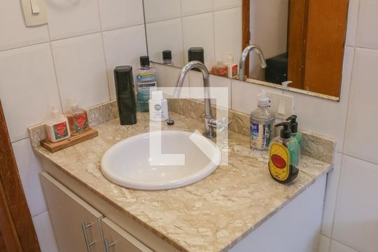 Comprar casa mobiliada em Perdizes com 3 quartos, varanda e aceita animais. — Banheiro da Suíte 1