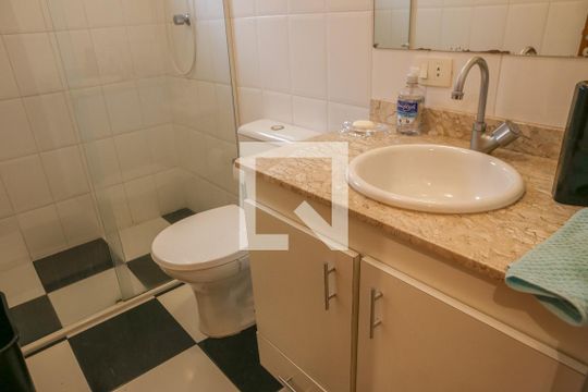 Comprar casa mobiliada em Perdizes com 3 quartos, varanda e aceita animais. — Banheiro Social