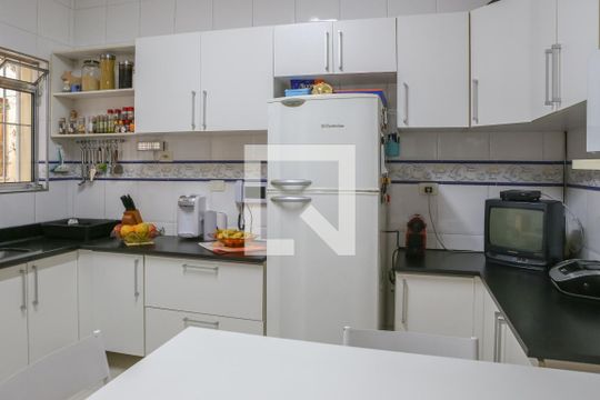 Comprar casa mobiliada em Perdizes com 3 quartos, varanda e aceita animais. — Cozinha