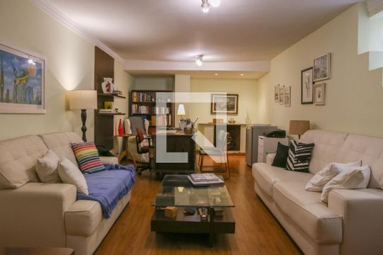 Comprar casa mobiliada em Perdizes com 3 quartos, varanda e aceita animais. — Escritório