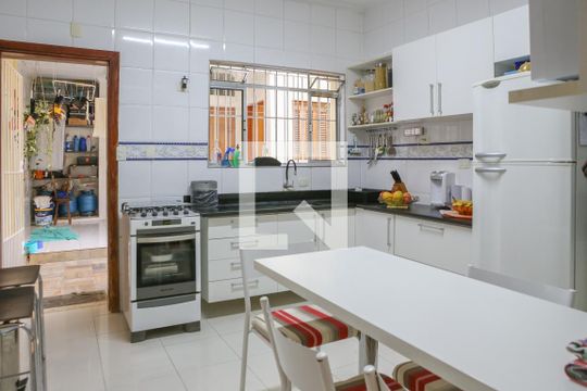 Comprar casa mobiliada em Perdizes com 3 quartos, varanda e aceita animais. — Cozinha
