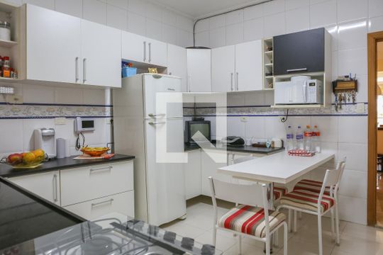 Comprar casa mobiliada em Perdizes com 3 quartos, varanda e aceita animais. — Cozinha