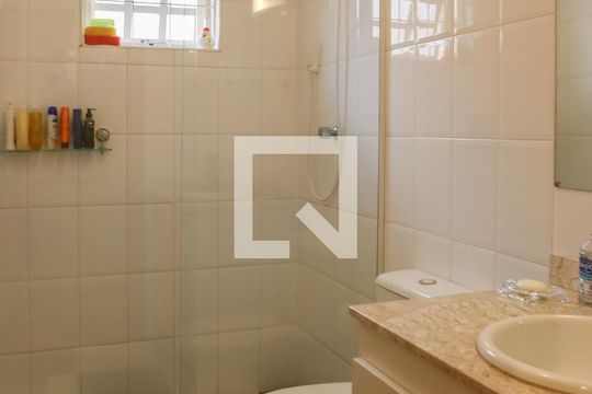 Comprar casa mobiliada em Perdizes com 3 quartos, varanda e aceita animais. — Banheiro Social