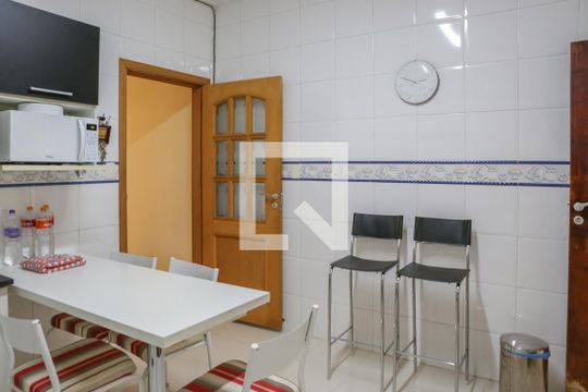 Comprar casa mobiliada em Perdizes com 3 quartos, varanda e aceita animais. — Cozinha