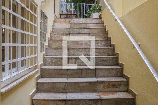 Comprar casa mobiliada em Perdizes com 3 quartos, varanda e aceita animais. — Escada de Entrada